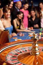 Dealer Teen Patti live di studio tahta77 dengan kartu dan meja permainan
